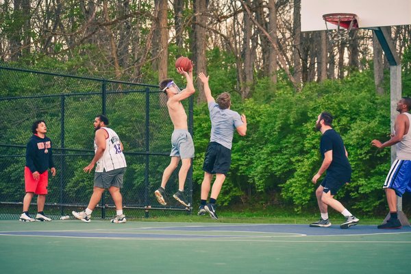 What are the best strategies for UK basketball players to develop a consistent free-throw routine?