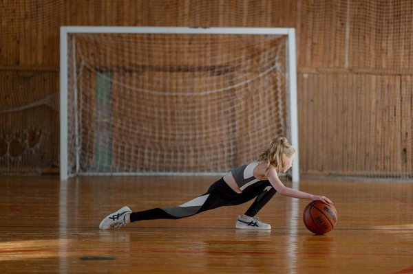Which stretching routines can specifically benefit UK basketball players for injury prevention?