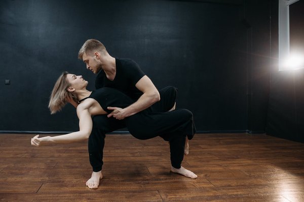 How can professional dancers prevent overuse injuries through proper conditioning?